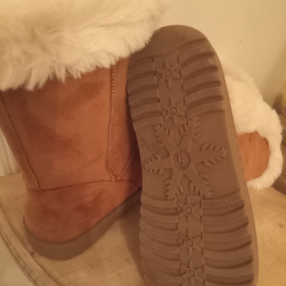Boot's - Picture 5 of 6
